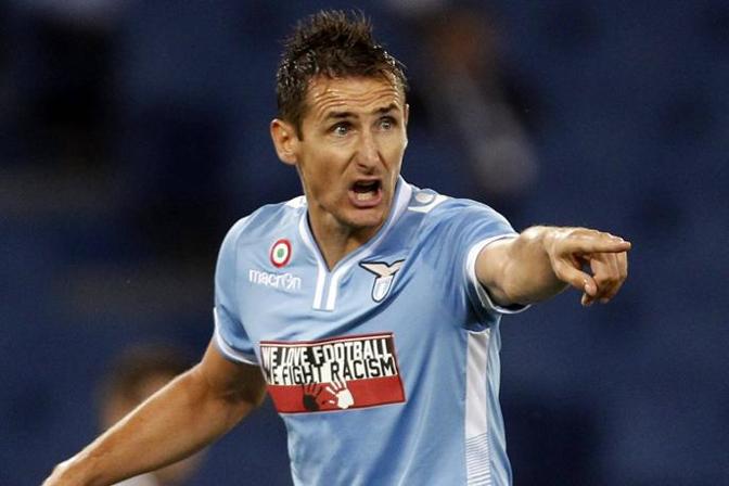 Il logo anti-razzismo campeggia sulla divisa di Miroslav Klose e degli altri giocatori della Lazio. Reuters